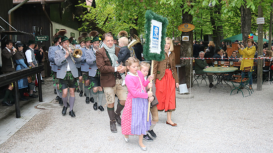 Maibaum aufstellen im Augustiner Keller am 01.05.2016